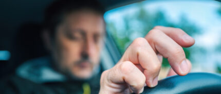 Mal di schiena dopo tante ore in auto? Può migliorare con una corretta posizione di guida.