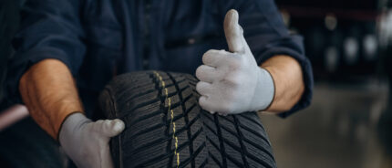 Gambe gonfie dopo lunghi viaggi in auto? Quando è solo stanchezza e quando fare un controllo