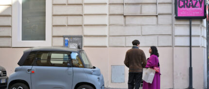 Gambe gonfie dopo lunghi viaggi in auto? Quando è solo stanchezza e quando fare un controllo